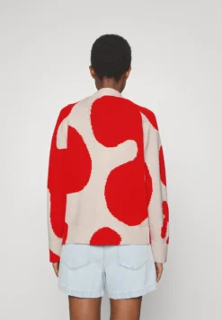 Marimekko Mortu Pulloposti Cardigan - Vest - Red/Sand -Marimekko Winkel 006f0c4301a64336ab6b966dd2072aa1 scaled