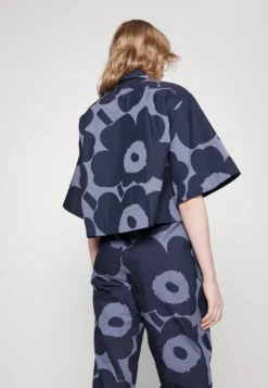 Marimekko Kiertorata Unikko- Overhemdblouse - Blue/Dark Blue -Marimekko Winkel 0406420bee424f8c8dde8d687602730e scaled