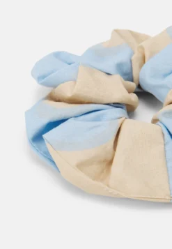 Marimekko Haaraccessoire - Sand/Light Blue -Marimekko Winkel 04190d12a5d647e7833d7cb42ef55a8b scaled