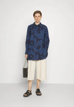 Marimekko Nila Unikko Poplin - Blouse - Blue/Dark Blue -Marimekko Winkel 047416174d8e472fb28ab86591834151 scaled