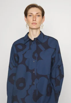 Marimekko Nila Unikko Poplin - Blouse - Blue/Dark Blue -Marimekko Winkel 04f4fb2bf5e04aa6a09a02535968c9be scaled