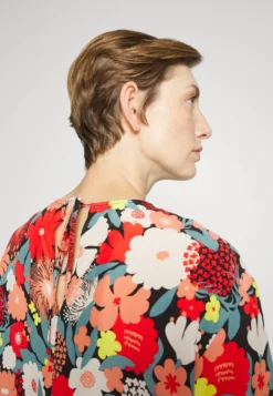 Marimekko Antiikki Suvikimppu - Blouse - Red/ Green/Black 9 Marimekko Antiikki Suvikimppu - Blouse - Red/ Green/Black -Marimekko Winkel 050b774fff8c4595b8158e7feae25858 scaled