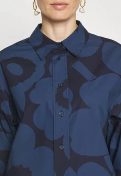 Marimekko Nila Unikko Poplin - Blouse - Blue/Dark Blue -Marimekko Winkel 053f8c17374d429da413abad3c9d0016 scaled
