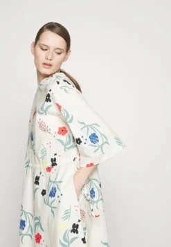 Marimekko Fiaali Herbaario Dress - Jurk - Green/Blue/Red 11 Marimekko Fiaali Herbaario Dress - Jurk - Green/Blue/Red -Marimekko Winkel 06e6ec04e8354399a3c4bec190d9dbc8 scaled