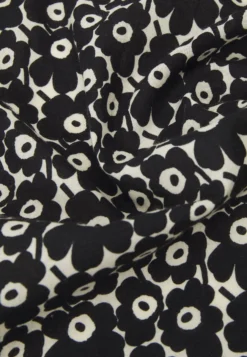 Marimekko Astrilli Scarf - Halsdoek - Beige, Black 7 Marimekko Astrilli Scarf - Halsdoek - Beige, Black -Marimekko Winkel 08e079545cd14340a6436cfb279358a7 scaled