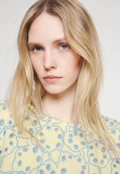 Marimekko Nahkol Rentukka- Top - Light Yellow/Light Blue -Marimekko Winkel 09adfc16766f4522b92c22658f5f2352 scaled