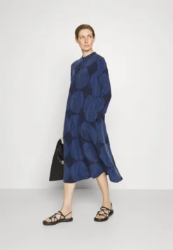 Marimekko Impasto Kivet Dress - Blousejurk - Dark Blue 6 Marimekko Impasto Kivet Dress - Blousejurk - Dark Blue -Marimekko Winkel 0b1da14f04904cfc99c5ded138441624 scaled