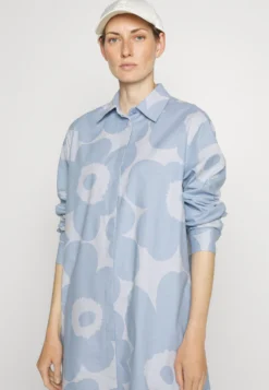 Marimekko Runoelma Unikko Dress - Blousejurk - Light Blue -Marimekko Winkel 0b2409bbdc4c498c93ec162b970f83df scaled