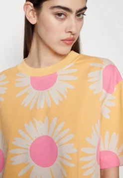 Marimekko Welig Auringonkukka- T-Shirt Print - Orange/Pink/Grey -Marimekko Winkel 0ea00a8cd1464a79bb04181fabaaafcc scaled