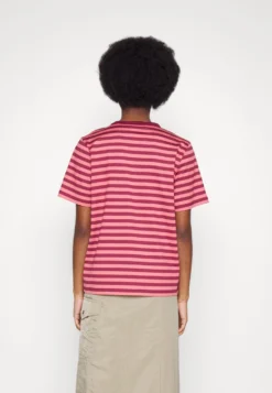 Marimekko Tasaraita Relaxed Shortsleeve- T-Shirt Print - Dark Red/Pink -Marimekko Winkel 0f2b6cdf9e5f40718ed3f8167ef84937 scaled