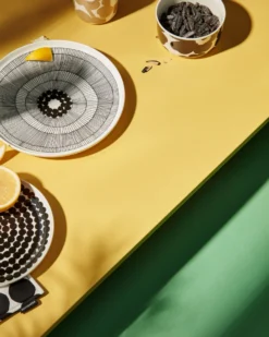 Marimekko Siirtolapuutarha Bord Ø 25 Cm -Marimekko Winkel 10408 02 4 EnvironmentImage 5159f9c1c9 scaled