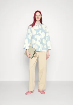 Marimekko Hilba Pulloposti- Overhemdblouse - Light Indigo, Off-White -Marimekko Winkel 142a3f3f6ae14cad8f69a27ec90afd46 scaled