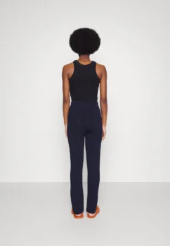Marimekko Radia Knitted Pants - Broek - Blue/Black -Marimekko Winkel 17a10113105f4c0e97d2036987e23782 scaled