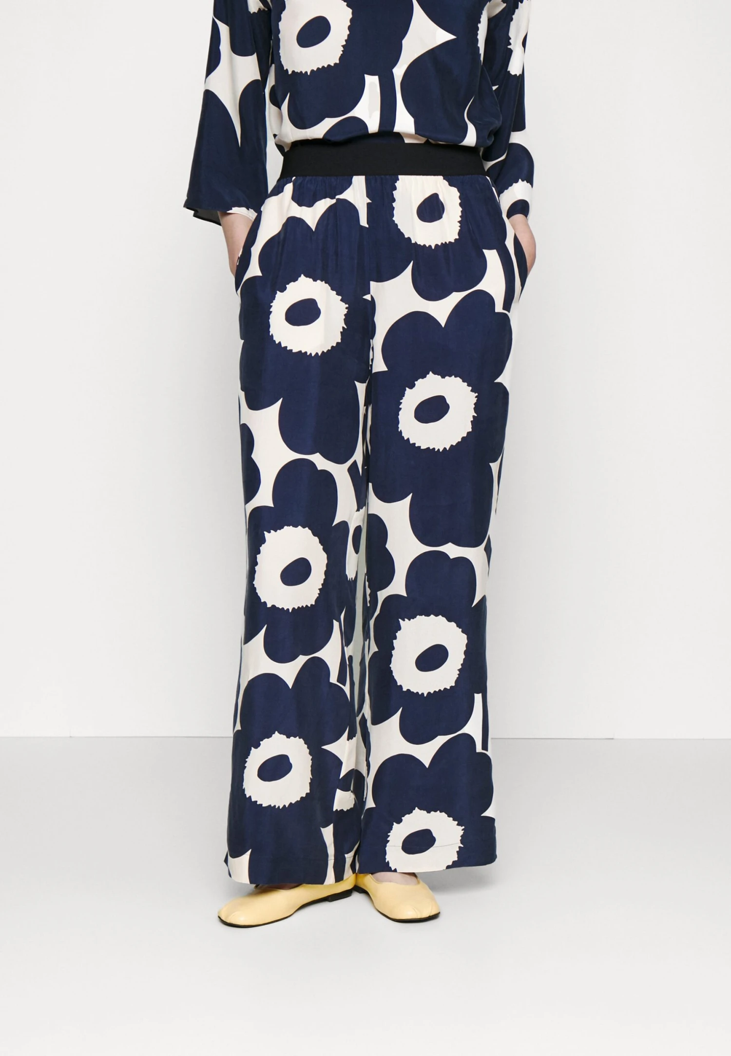 Marimekko Irbma Unikko Cupro Mix Trousers - Broek - Off-White, Dark Navy 1 Marimekko Irbma Unikko Cupro Mix Trousers - Broek - Off-White, Dark Navy