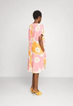 Marimekko Majus Unikko- Jurk - Off-White/Orange/Pink 9 Marimekko Majus Unikko- Jurk - Off-White/Orange/Pink -Marimekko Winkel 1c437a88bee4408d8780471553dc5852