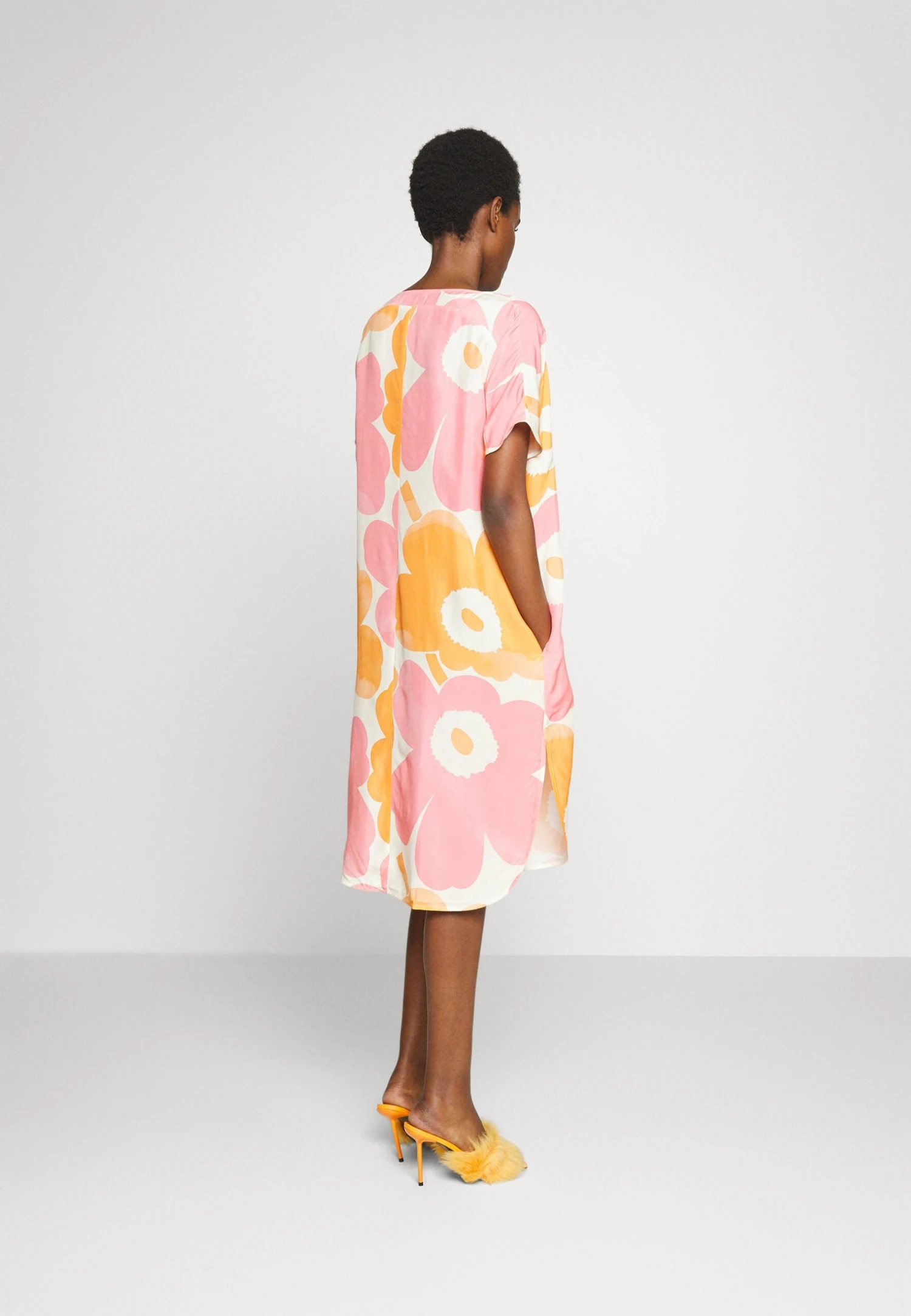 Marimekko Majus Unikko- Jurk - Off-White/Orange/Pink 3 Marimekko Majus Unikko- Jurk - Off-White/Orange/Pink - Afbeelding 3