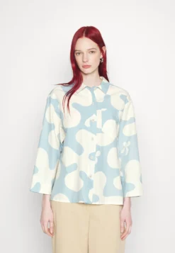Marimekko Hilba Pulloposti- Overhemdblouse - Light Indigo, Off-White -Marimekko Winkel 228cbb635ebe4261808f36a55a96e445 scaled