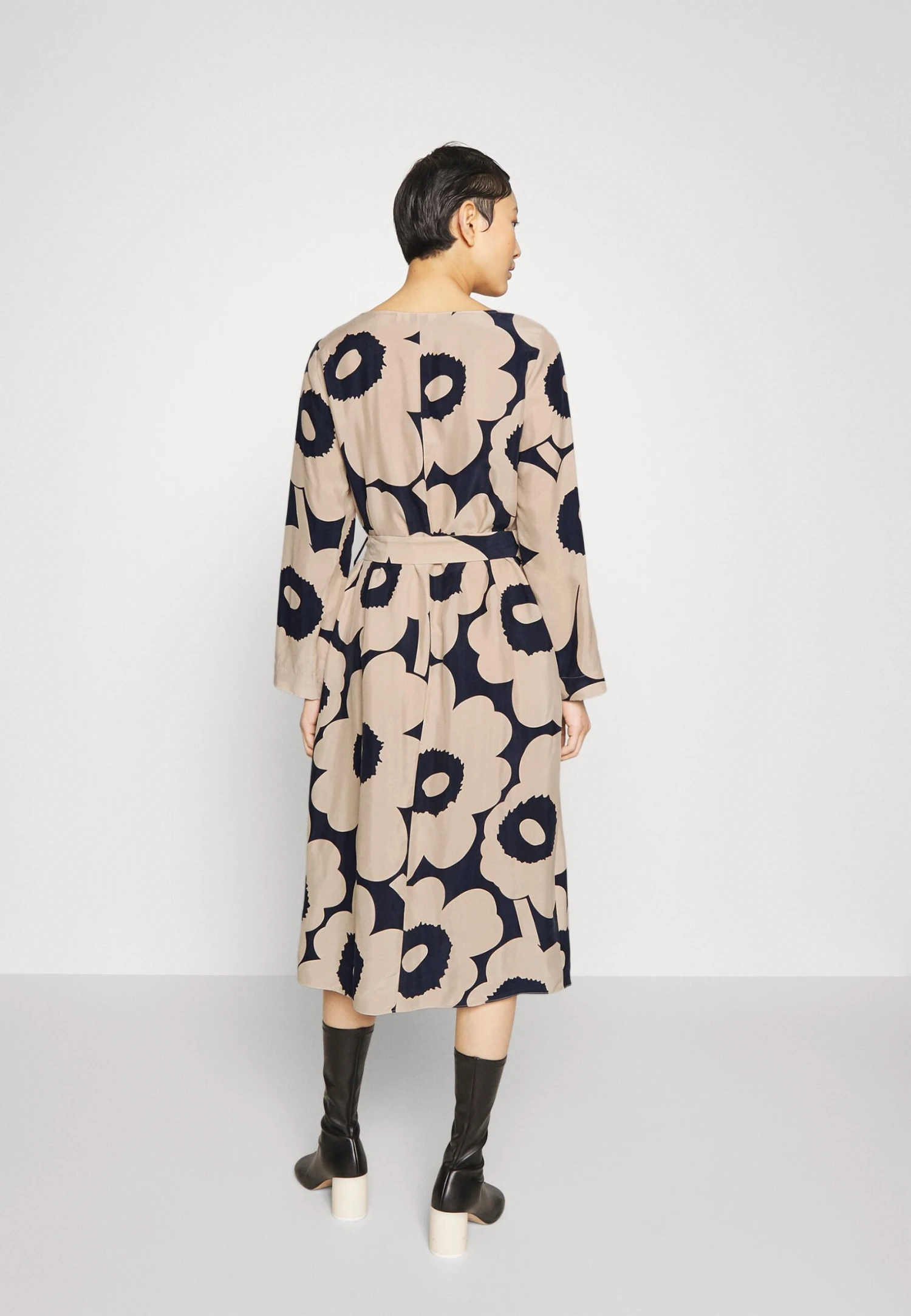 Marimekko Tyväri Unikko Dress - Jurk - Dark Blue/Beige 3 Marimekko Tyväri Unikko Dress - Jurk - Dark Blue/Beige - Afbeelding 3