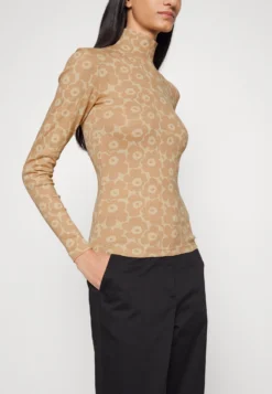 Marimekko Pilke Unikko Turtleneck - Longsleeve - Beige/Brown 13 Marimekko Pilke Unikko Turtleneck - Longsleeve - Beige/Brown -Marimekko Winkel 245c230e0e244e888f27a75f189817fb scaled