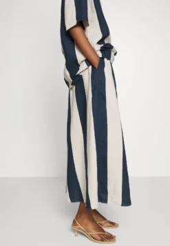 Marimekko Folka Maalis Skirt - Maxirok - Off-White/Dark Navy -Marimekko Winkel 247651cc4c9f4cb085c0de8956a929b6 scaled