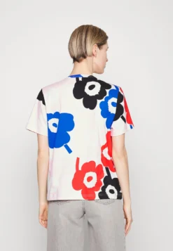 Marimekko Erna Relaxed Pieni Unikko - T-Shirt Print - Red/Black/Blue -Marimekko Winkel 24dfbbfdbd18473895b2261efd52eaff scaled