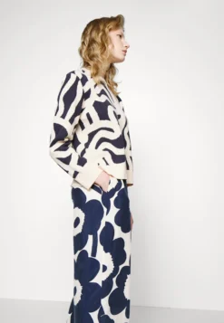 Marimekko Ales Joonas - Trui - Dark Navy, Sand -Marimekko Winkel 27b9c7ad5a714d44931141352c910ab2 scaled