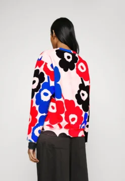 Marimekko Leiot Relaxed Pieni Unikko - Sweater - Red/Black/Blue 7 Marimekko Leiot Relaxed Pieni Unikko - Sweater - Red/Black/Blue -Marimekko Winkel 2801b6e7e1664dc78d86e4fe2f5f8270 scaled