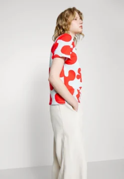 Marimekko Amela Pulloposti - T-Shirt Print - Light Blue/Red -Marimekko Winkel 2b12a35e3a6d4a00a0a32b943969c308