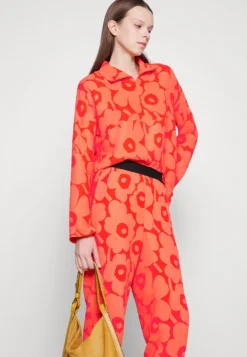 Marimekko Nelma Unikko- Blouse - Red, Orange -Marimekko Winkel 2c2377f61a494e25b08365133e820541 scaled