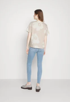 Marimekko Amela Juhla Unikko - T-Shirt Print - Off White, Beige -Marimekko Winkel 2f3351d0e27a464b81a0b59e98495831 scaled
