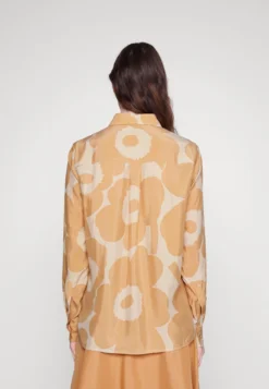 Marimekko Värssy Unikko - Overhemdblouse - Beige -Marimekko Winkel 31bd6cb3feda44ddac2d1d76245de1e6 scaled
