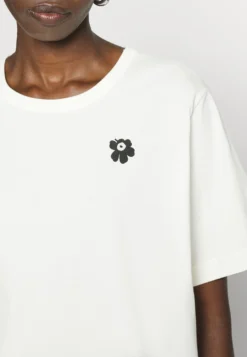 Marimekko Erna Relaxed - T-Shirt Basic - Off White/Black -Marimekko Winkel 32fb755fbfac4a5f9124517279007b43 scaled
