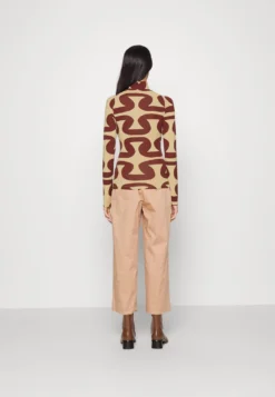 Marimekko Sentti Koukero Turtleneck Top - Longsleeve - Light Yellow/Dark Red 11 Marimekko Sentti Koukero Turtleneck Top - Longsleeve - Light Yellow/Dark Red -Marimekko Winkel 35ca53298195450eb83f3f15fe50dcac scaled