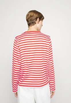 Marimekko Kioski Tasaraita Relaxed Longsleeve - Longsleeve - Red/White -Marimekko Winkel 37c124c0323c4d188850c6b47ce11e9d scaled