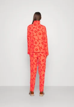 Marimekko Nelma Unikko- Blouse - Red, Orange -Marimekko Winkel 3d6eb0a6c06b40debe2c128a6833190a scaled