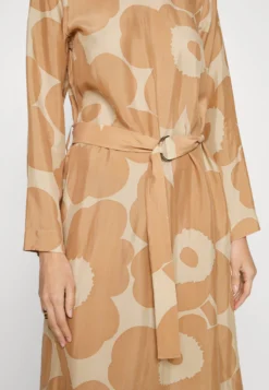 Marimekko Tyväri Unikko Dress - Jurk - Beige, Brown -Marimekko Winkel 44fc31104dd64448b0e23da73c738d57 scaled
