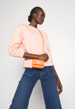 Marimekko Kioski Leiot Unikko Placement - Sweater - Peach -Marimekko Winkel 46a23db9f91545b493a0418bbb5a3d4e scaled