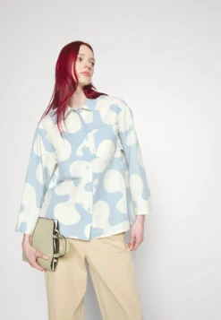 Marimekko Hilba Pulloposti- Overhemdblouse - Light Indigo, Off-White -Marimekko Winkel 4c590e54af4d478eb5ef3ee49e44b058 scaled