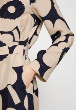Marimekko Tyväri Unikko Dress - Jurk - Dark Blue/Beige 11 Marimekko Tyväri Unikko Dress - Jurk - Dark Blue/Beige -Marimekko Winkel 4cf47d132eb740a2860f1d94bfa624ab scaled