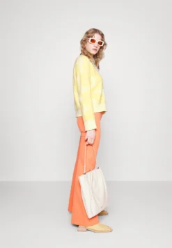 Marimekko Moderni Unikko - Trui - Gul -Marimekko Winkel 4f37234aef1a4e32bdef63e0b93fa2d4 scaled