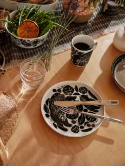 Marimekko Karhuemo Mok 2,5 Dl -Marimekko Winkel 500657 01 3 EnvironmentImage 95b43b3d56 scaled