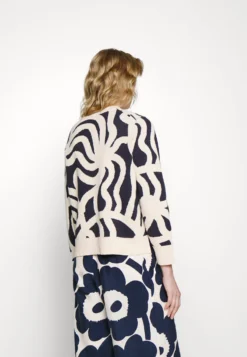 Marimekko Ales Joonas - Trui - Dark Navy, Sand -Marimekko Winkel 55b8baaace5140b8bea9230ef18b4baf scaled