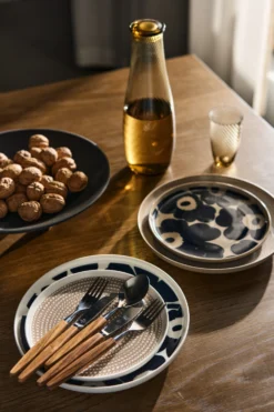 Marimekko Unikko Bord Ø20 Cm -Marimekko Winkel 570219 01 42 EnvironmentImage 807b52f6e2 scaled