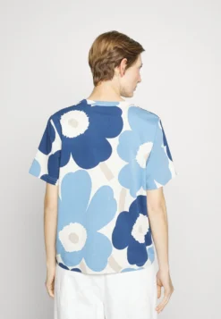 Marimekko Kioski Erna Unikko - T-Shirt Print - Blue/White -Marimekko Winkel 5cd22379c8f1472ab5168b2ed4256f33 scaled