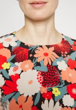 Marimekko Antiikki Suvikimppu - Blouse - Red/ Green/Black 11 Marimekko Antiikki Suvikimppu - Blouse - Red/ Green/Black -Marimekko Winkel 5daa8d7959934a55b1f22c79d2a069f0 scaled