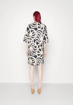 Marimekko Elen Joonas Dress - Jurk - Dark Navy, Sand -Marimekko Winkel 5e641e5a676b42f18e44c2f34217dc05 scaled