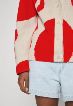 Marimekko Mortu Pulloposti Cardigan - Vest - Red/Sand -Marimekko Winkel 622ee1949c38409fa9dda95dff0abffa scaled