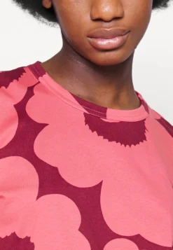 Marimekko T-Shirt Print - Dark Red/Pink -Marimekko Winkel 639b793e9b2c451f8a776f777c5d1524 scaled