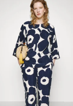 Marimekko Irbma Unikko Cupro Mix Trousers - Broek - Off-White, Dark Navy 11 Marimekko Irbma Unikko Cupro Mix Trousers - Broek - Off-White, Dark Navy -Marimekko Winkel 64b57babfa76477d99562b85f9c7fcf7 scaled