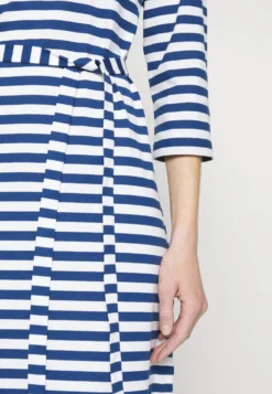 Marimekko Kioski Tasaraita Ilma Dress- Jerseyjurk - Blue/White 9 Marimekko Kioski Tasaraita Ilma Dress- Jerseyjurk - Blue/White -Marimekko Winkel 676b82271fd54cbc99094302028dea06 scaled